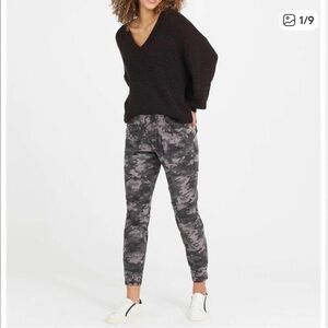 Spanx Pants Women's M Stretch Twill Jogger Camo Pant with Zippered Ankle